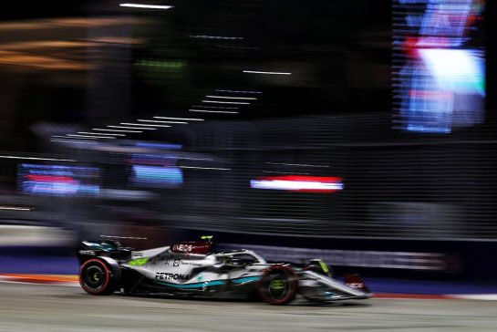 Lewis Hamilton (GBR) Mercedes AMG F1 W13.
30.09.2022. Formula 1 World Championship, Rd 17, Singapore Grand Prix, Marina Bay Street Circuit, Singapore, Practice Day.
- www.xpbimages.com, EMail: requests@xpbimages.com © Copyright: Moy / XPB Images