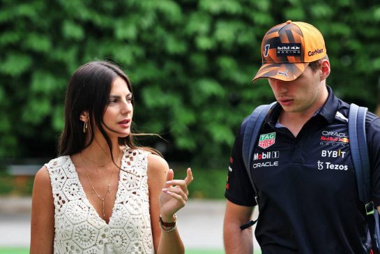 (L to R): Kelly Piquet (BRA) with her boyfriend Max Verstappen (NLD) Red Bull Racing.
01.10.2022. Formula 1 World Championship, Rd 17, Singapore Grand Prix, Marina Bay Street Circuit, Singapore, Qualifying Day.
- www.xpbimages.com, EMail: requests@xpbimages.com &copy; Copyright: Bearne / XPB Images
