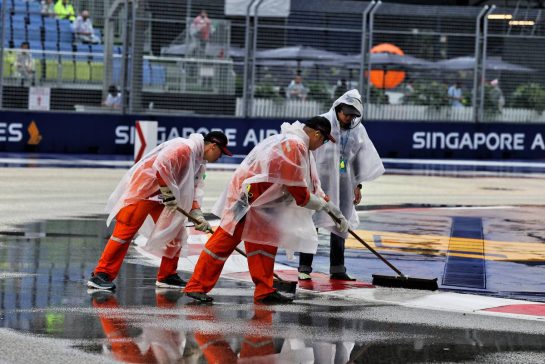 Circuit atmosphere - marshals sweep the circuit of rain water.
01.10.2022. Formula 1 World Championship, Rd 17, Singapore Grand Prix, Marina Bay Street Circuit, Singapore, Qualifying Day.
- www.xpbimages.com, EMail: requests@xpbimages.com &copy; Copyright: Moy / XPB Images