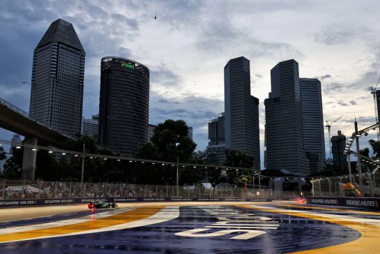 Lance Stroll (CDN) Aston Martin F1 Team AMR22.
01.10.2022. Formula 1 World Championship, Rd 17, Singapore Grand Prix, Marina Bay Street Circuit, Singapore, Qualifying Day.
- www.xpbimages.com, EMail: requests@xpbimages.com &copy; Copyright: Moy / XPB Images