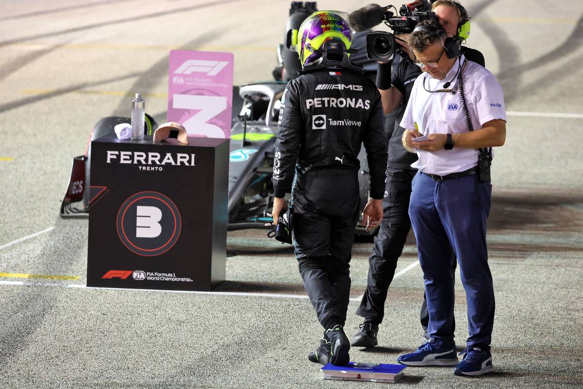 Lewis Hamilton (GBR) Mercedes AMG F1 in qualifying parc ferme. 01.10.2022. Formula 1 World Championship, Rd 17, Singapore Grand Prix, Marina Bay Street Circuit, Singapore, Qualifying