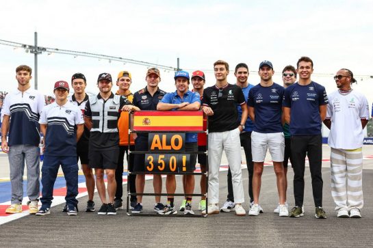 Fernando Alonso (ESP), Alpine F1 Team 350th race in F1
02.10.2022. Formula 1 World Championship, Rd 17, Singapore Grand Prix, Marina Bay Street Circuit, Singapore, Race Day.
- www.xpbimages.com, EMail: requests@xpbimages.com &copy; Copyright: Charniaux / XPB Images