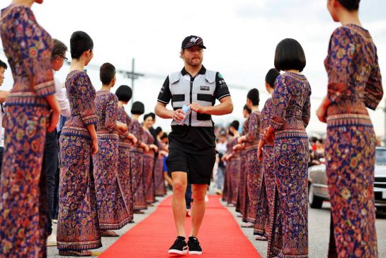 Valtteri Bottas (FIN) Alfa Romeo F1 Team on the drivers parade.
02.10.2022. Formula 1 World Championship, Rd 17, Singapore Grand Prix, Marina Bay Street Circuit, Singapore, Race Day.
- www.xpbimages.com, EMail: requests@xpbimages.com &copy; Copyright: Bearne / XPB Images