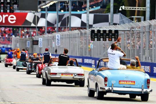 Lewis Hamilton (GBR) Mercedes AMG F1 on the drivers parade.
02.10.2022. Formula 1 World Championship, Rd 17, Singapore Grand Prix, Marina Bay Street Circuit, Singapore, Race Day.
 - www.xpbimages.com, EMail: requests@xpbimages.com &copy; Copyright: Coates / XPB Images