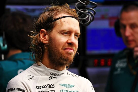 Sebastian Vettel (GER) Aston Martin F1 Team.
02.10.2022. Formula 1 World Championship, Rd 17, Singapore Grand Prix, Marina Bay Street Circuit, Singapore, Race Day.
 - www.xpbimages.com, EMail: requests@xpbimages.com &copy; Copyright: Coates / XPB Images