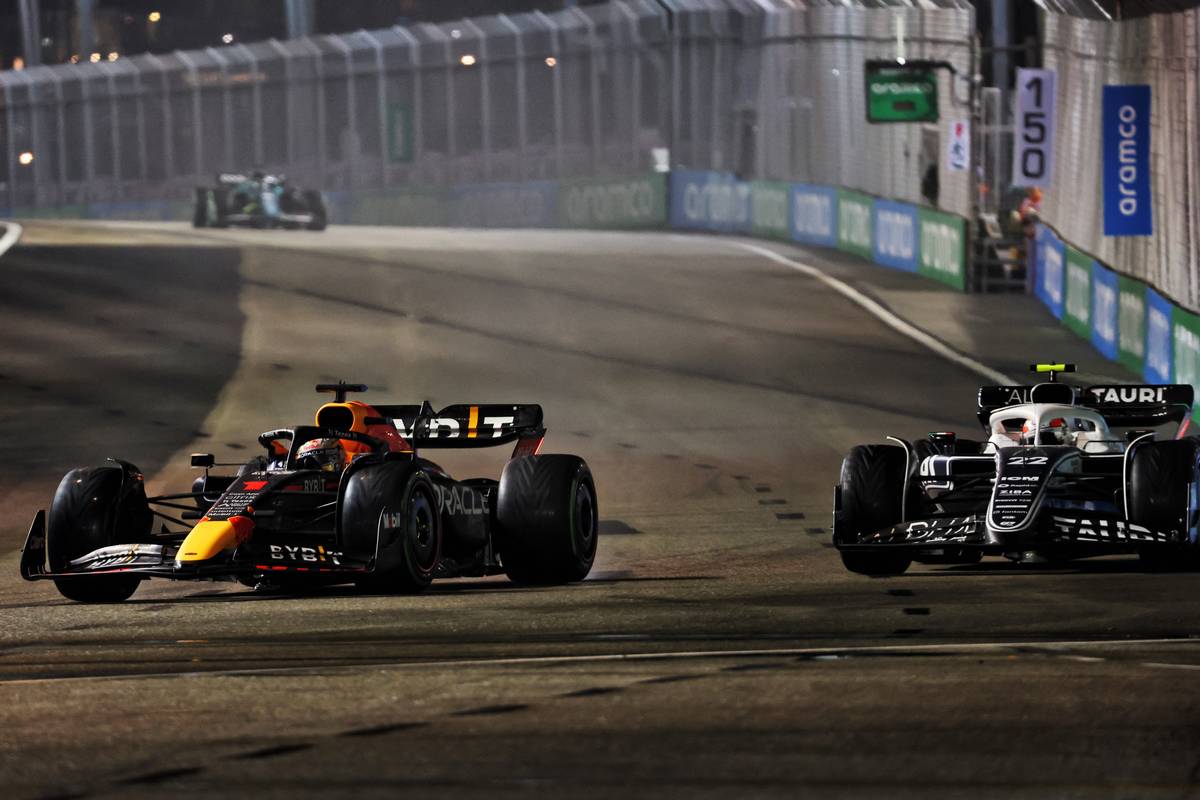 Max Verstappen (NLD) Red Bull Racing RB18 and Yuki Tsunoda (JPN) AlphaTauri AT03 battle for position. 02.10.2022. Formula 1 World Championship, Rd 17, Singapore Grand Prix, Marina Bay Street Circuit, Singapore, Race
