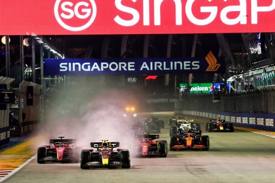 Sergio Perez (MEX) Red Bull Racing RB18 leads at the start of the race.
02.10.2022. Formula 1 World Championship, Rd 17, Singapore Grand Prix, Marina Bay Street Circuit, Singapore, Race Day.
- www.xpbimages.com, EMail: requests@xpbimages.com &copy; Copyright: Batchelor / XPB Images