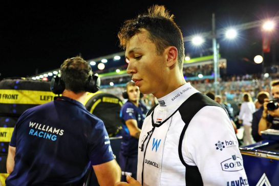 Alexander Albon (THA) Williams Racing on the grid.
02.10.2022. Formula 1 World Championship, Rd 17, Singapore Grand Prix, Marina Bay Street Circuit, Singapore, Race Day.
- www.xpbimages.com, EMail: requests@xpbimages.com &copy; Copyright: Batchelor / XPB Images