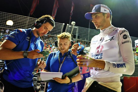 Esteban Ocon (FRA) Alpine F1 Team on the grid.
02.10.2022. Formula 1 World Championship, Rd 17, Singapore Grand Prix, Marina Bay Street Circuit, Singapore, Race Day.
- www.xpbimages.com, EMail: requests@xpbimages.com &copy; Copyright: Batchelor / XPB Images