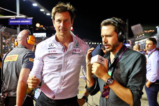 (L to R): Toto Wolff (GER) Mercedes AMG F1 Shareholder and Executive Director with Chris Medland (GBR) Journalist on the grid.
02.10.2022. Formula 1 World Championship, Rd 17, Singapore Grand Prix, Marina Bay Street Circuit, Singapore, Race Day.
- www.xpbimages.com, EMail: requests@xpbimages.com &copy; Copyright: Batchelor / XPB Images