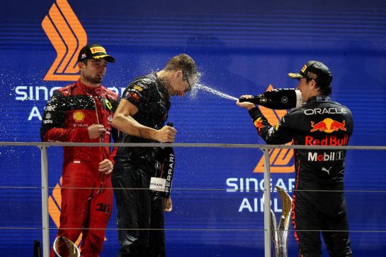 (L to R): Hugh Bird (GBR) Red Bull Racing Engineer celebrates on the podium with race winner Sergio Perez (MEX) Red Bull Racing.
02.10.2022. Formula 1 World Championship, Rd 17, Singapore Grand Prix, Marina Bay Street Circuit, Singapore, Race Day.
- www.xpbimages.com, EMail: requests@xpbimages.com &copy; Copyright: Moy / XPB Images
