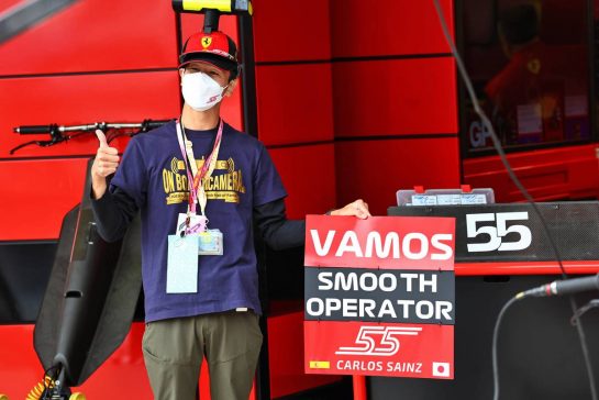 Carlos Sainz Jr (ESP) Ferrari fan.
06.10.2022. Formula 1 World Championship, Rd 18, Japanese Grand Prix, Suzuka, Japan, Preparation Day.
- www.xpbimages.com, EMail: requests@xpbimages.com &copy; Copyright: Batchelor / XPB Images