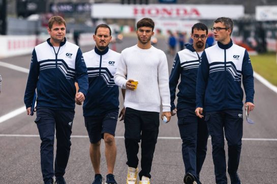 Pierre Gasly (FRA) AlphaTauri walks the circuit with the team.
06.10.2022. Formula 1 World Championship, Rd 18, Japanese Grand Prix, Suzuka, Japan, Preparation Day.
- www.xpbimages.com, EMail: requests@xpbimages.com &copy; Copyright: Bearne / XPB Images