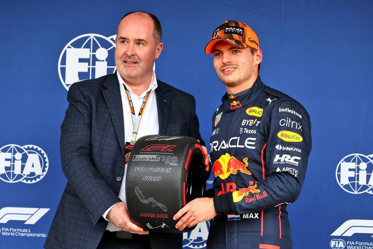 Robert Reid (GBR) FIA Deputy President for Sport presents the Pirelli Pole Position Award to Max Verstappen (NLD) Red Bull Racing in qualifying parc ferme. 08.10.2022. Formula 1 World Championship, Rd 18, Japanese Grand Prix, Suzuka, Japan, Qualifying
