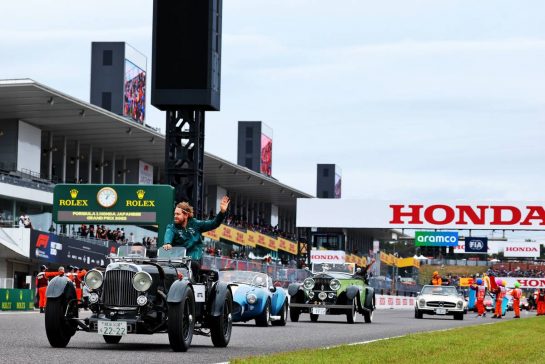 Sebastian Vettel (GER) Aston Martin F1 Team on the drivers parade.
09.10.2022. Formula 1 World Championship, Rd 18, Japanese Grand Prix, Suzuka, Japan, Race Day.
 - www.xpbimages.com, EMail: requests@xpbimages.com &copy; Copyright: Coates / XPB Images
