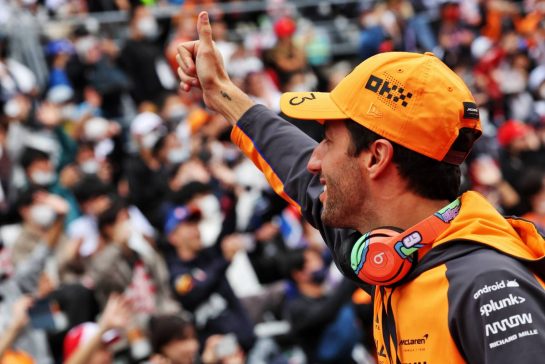 Daniel Ricciardo (AUS) McLaren on the drivers parade.
09.10.2022. Formula 1 World Championship, Rd 18, Japanese Grand Prix, Suzuka, Japan, Race Day.
- www.xpbimages.com, EMail: requests@xpbimages.com &copy; Copyright: Bearne / XPB Images