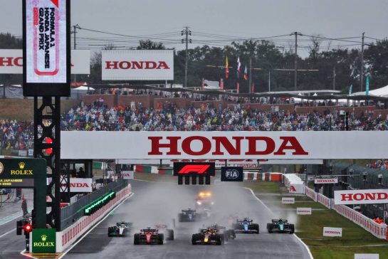 Max Verstappen (NLD) Red Bull Racing RB18 and Charles Leclerc (MON) Ferrari F1-75 battle for the lead at the start of the race.
09.10.2022. Formula 1 World Championship, Rd 18, Japanese Grand Prix, Suzuka, Japan, Race Day.
- www.xpbimages.com, EMail: requests@xpbimages.com &copy; Copyright: Batchelor / XPB Images