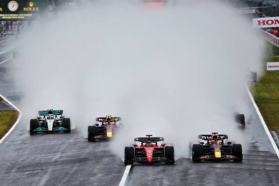 Max Verstappen (NLD) Red Bull Racing RB18 and Charles Leclerc (MON) Ferrari F1-75 battle for the lead at the start of the race.
09.10.2022. Formula 1 World Championship, Rd 18, Japanese Grand Prix, Suzuka, Japan, Race Day.
- www.xpbimages.com, EMail: requests@xpbimages.com &copy; Copyright: Batchelor / XPB Images