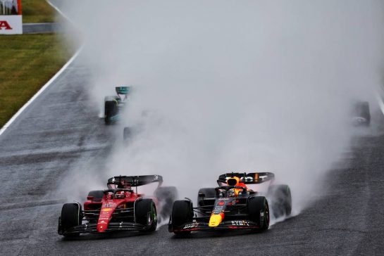 Max Verstappen (NLD) Red Bull Racing RB18 and Charles Leclerc (MON) Ferrari F1-75 battle for the lead at the start of the race.
09.10.2022. Formula 1 World Championship, Rd 18, Japanese Grand Prix, Suzuka, Japan, Race Day.
- www.xpbimages.com, EMail: requests@xpbimages.com &copy; Copyright: Batchelor / XPB Images