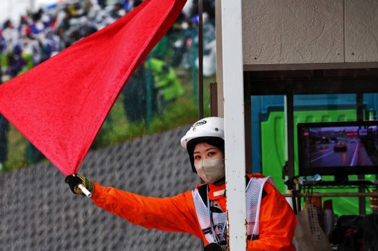 Circuit atmosphere - a marshal waves a red flag.
09.10.2022. Formula 1 World Championship, Rd 18, Japanese Grand Prix, Suzuka, Japan, Race Day.
 - www.xpbimages.com, EMail: requests@xpbimages.com &copy; Copyright: Coates / XPB Images