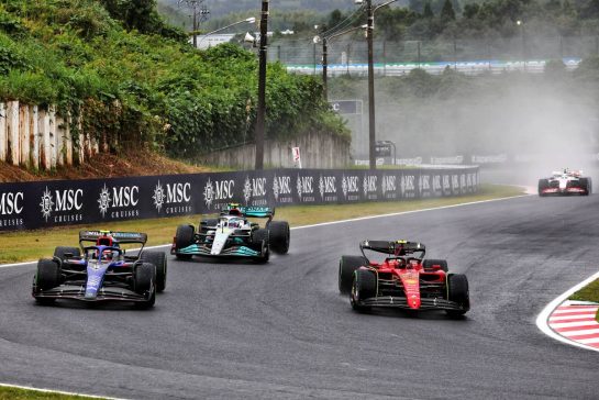 Nicholas Latifi (CDN) Williams Racing FW44 and Carlos Sainz Jr (ESP) Ferrari F1-75.
09.10.2022. Formula 1 World Championship, Rd 18, Japanese Grand Prix, Suzuka, Japan, Race Day.
 - www.xpbimages.com, EMail: requests@xpbimages.com &copy; Copyright: Coates / XPB Images