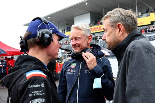 (L to R): Alan Permane (GBR) Alpine F1 Team Trackside Operations Director with Jonathan Wheatley (GBR) Red Bull Racing Team Manager and Steve Nielsen (GBR) FOM Sporting Director on the grid.
09.10.2022. Formula 1 World Championship, Rd 18, Japanese Grand Prix, Suzuka, Japan, Race Day.
- www.xpbimages.com, EMail: requests@xpbimages.com &copy; Copyright: Batchelor / XPB Images