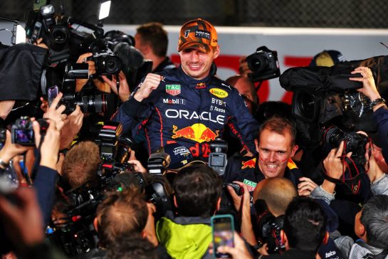 Race winner Max Verstappen (NLD) Red Bull Racing celebrates winning the World Championship with the team.
09.10.2022. Formula 1 World Championship, Rd 18, Japanese Grand Prix, Suzuka, Japan, Race Day.
- www.xpbimages.com, EMail: requests@xpbimages.com &copy; Copyright: Batchelor / XPB Images