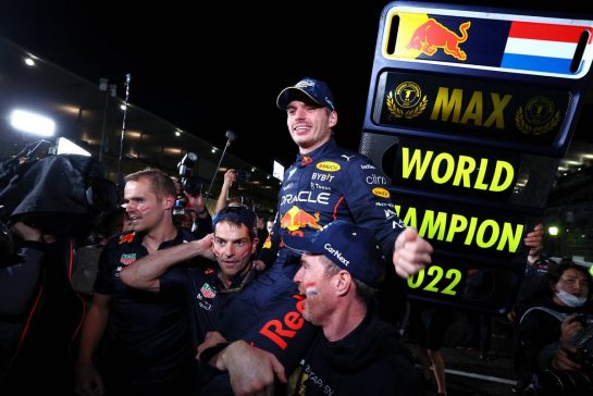 Race winner Max Verstappen (NLD) Red Bull Racing celebrates winning the World Championship with the team.
09.10.2022. Formula 1 World Championship, Rd 18, Japanese Grand Prix, Suzuka, Japan, Race Day.
 - www.xpbimages.com, EMail: requests@xpbimages.com &copy; Copyright: Coates / XPB Images