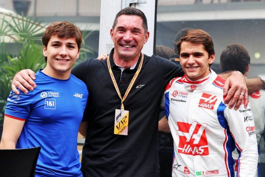 (L to R): Enzo Fittiapldi (BRA) Ferrari Academy Driver with Max Papis (ITA) and Pietro Fittipaldi (BRA) Haas F1 Team Reserve Driver.
27.10.2022. Formula 1 World Championship, Rd 20, Mexican Grand Prix, Mexico City, Mexico, Preparation Day.
- www.xpbimages.com, EMail: requests@xpbimages.com © Copyright: Moy / XPB Images