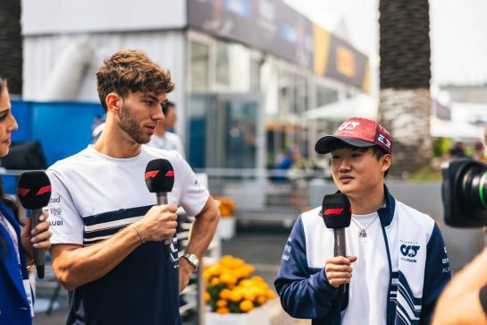 (L to R): Pierre Gasly (FRA) AlphaTauri with team mate Yuki Tsunoda (JPN) AlphaTauri.
27.10.2022. Formula 1 World Championship, Rd 20, Mexican Grand Prix, Mexico City, Mexico, Preparation Day.
- www.xpbimages.com, EMail: requests@xpbimages.com © Copyright: Bearne / XPB Images