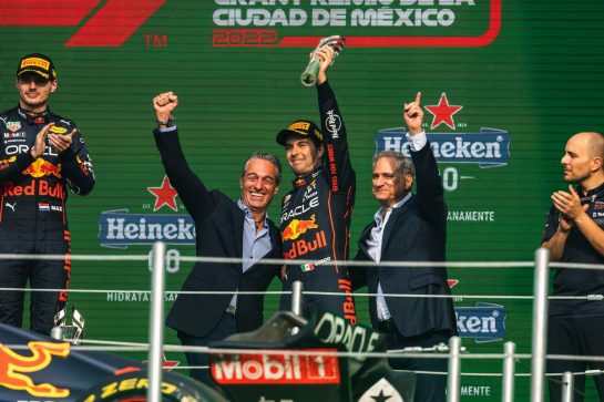 Sergio Perez (MEX) Red Bull Racing celebrates his third position with Carlos Slim Domit (MEX) Chairman of America Movil (Left) and Alejandro Soberon (MEX) President and CEO for CIE Group and President of Formula 1 Gran Premio de Mexico (Right) on the podium.
30.10.2022. Formula 1 World Championship, Rd 20, Mexican Grand Prix, Mexico City, Mexico, Race Day.
- www.xpbimages.com, EMail: requests@xpbimages.com © Copyright: Bearne / XPB Images
