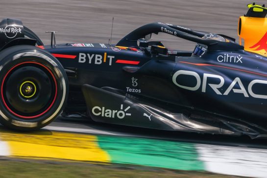 Sergio Perez (MEX) Red Bull Racing RB18.
11.11.2022. Formula 1 World Championship, Rd 21, Brazilian Grand Prix, Sao Paulo, Brazil, Qualifying Day.
- www.xpbimages.com, EMail: requests@xpbimages.com © Copyright: Bearne / XPB Images