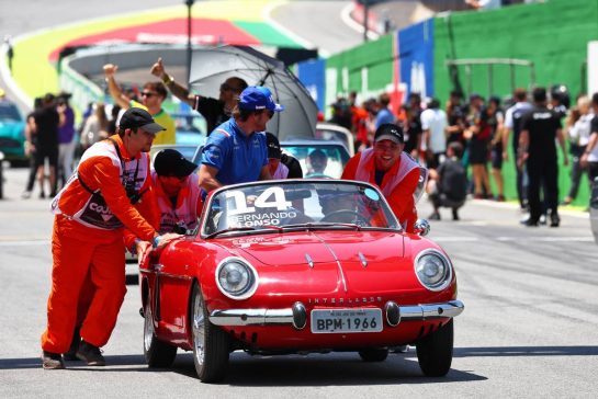 Fernando Alonso (ESP) Alpine F1 Team on the drivers parade.
13.11.2022. Formula 1 World Championship, Rd 21, Brazilian Grand Prix, Sao Paulo, Brazil, Race Day.
- www.xpbimages.com, EMail: requests@xpbimages.com © Copyright: Coates / XPB Images