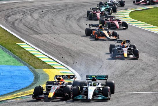 Max Verstappen (NLD) Red Bull Racing RB18 and Lewis Hamilton (GBR) Mercedes AMG F1 W13 make contact in the race.
13.11.2022. Formula 1 World Championship, Rd 21, Brazilian Grand Prix, Sao Paulo, Brazil, Race Day.
- www.xpbimages.com, EMail: requests@xpbimages.com © Copyright: Batchelor / XPB Images