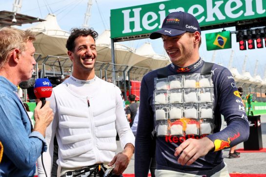 (L to R): Simon Lazenby (GBR) Sky Sports F1 TV Presenter with Daniel Ricciardo (AUS) McLaren and Max Verstappen (NLD) Red Bull Racing on the grid.
13.11.2022. Formula 1 World Championship, Rd 21, Brazilian Grand Prix, Sao Paulo, Brazil, Race Day.
- www.xpbimages.com, EMail: requests@xpbimages.com © Copyright: Batchelor / XPB Images