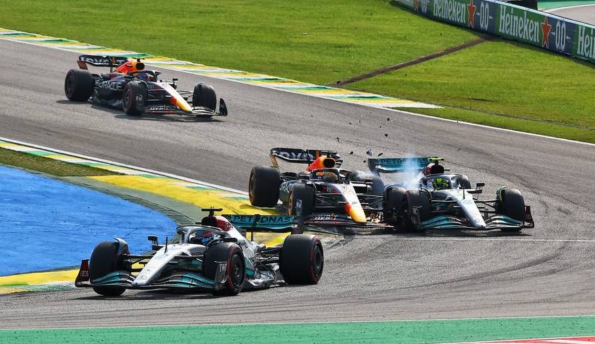 George Russell (GBR) Mercedes AMG F1 W13 leads as Max Verstappen (NLD) Red Bull Racing RB18 and Lewis Hamilton (GBR) Mercedes AMG F1 W13 make contact as they battle for position. 13.11.2022. Formula 1 World Championship, Rd 21, Brazilian Grand Prix, Sao Paulo, Brazil, Race