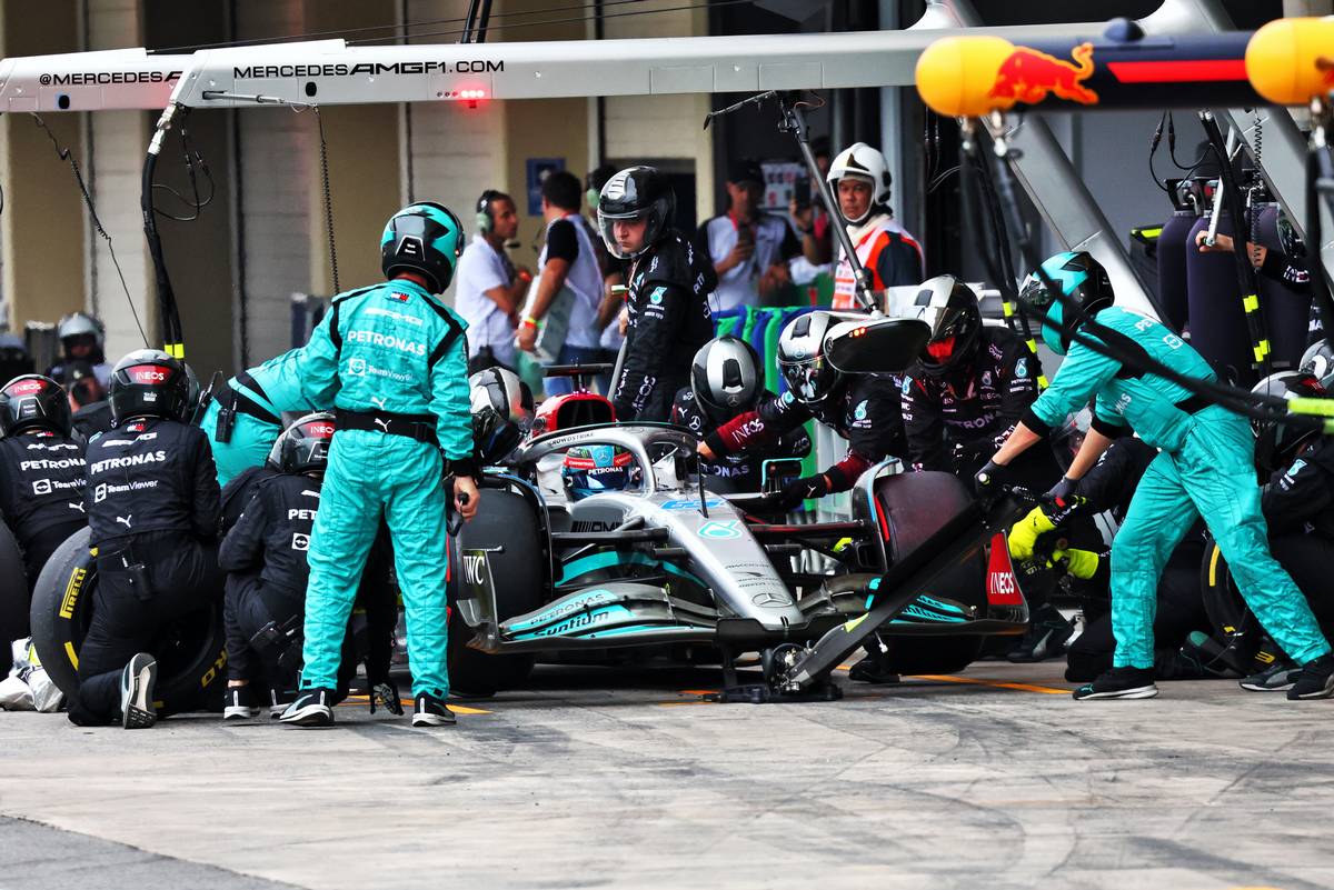 George Russell (GBR) Mercedes AMG F1 W13 makes a pit stop. 13.11.2022. Formula 1 World Championship, Rd 21, Brazilian Grand Prix, Sao Paulo, Brazil, Race