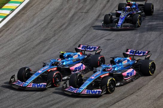 (L to R): Esteban Ocon (FRA) Alpine F1 Team A522 and Fernando Alonso (ESP) Alpine F1 Team A522 battle for position.
13.11.2022. Formula 1 World Championship, Rd 21, Brazilian Grand Prix, Sao Paulo, Brazil, Race Day.
- www.xpbimages.com, EMail: requests@xpbimages.com © Copyright: Bearne / XPB Images