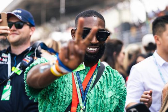 Tinie Tempah (GBR) Rapper on the grid.
13.11.2022. Formula 1 World Championship, Rd 21, Brazilian Grand Prix, Sao Paulo, Brazil, Race Day.
- www.xpbimages.com, EMail: requests@xpbimages.com © Copyright: Bearne / XPB Images