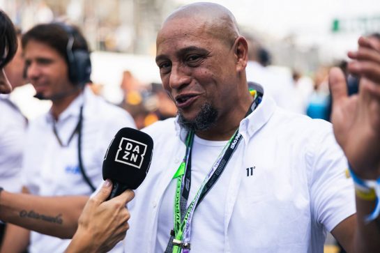 Roberto Carlos (BRA) Former Football Player on the grid.
13.11.2022. Formula 1 World Championship, Rd 21, Brazilian Grand Prix, Sao Paulo, Brazil, Race Day.
- www.xpbimages.com, EMail: requests@xpbimages.com © Copyright: Bearne / XPB Images