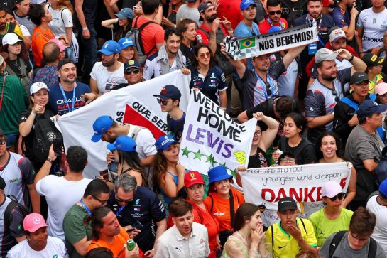 Circuit atmosphere - fans at the podium.
13.11.2022. Formula 1 World Championship, Rd 21, Brazilian Grand Prix, Sao Paulo, Brazil, Race Day.
- www.xpbimages.com, EMail: requests@xpbimages.com © Copyright: Coates / XPB Images