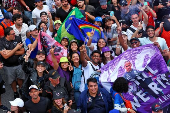Circuit atmosphere - fans at the podium.
13.11.2022. Formula 1 World Championship, Rd 21, Brazilian Grand Prix, Sao Paulo, Brazil, Race Day.
- www.xpbimages.com, EMail: requests@xpbimages.com © Copyright: Coates / XPB Images