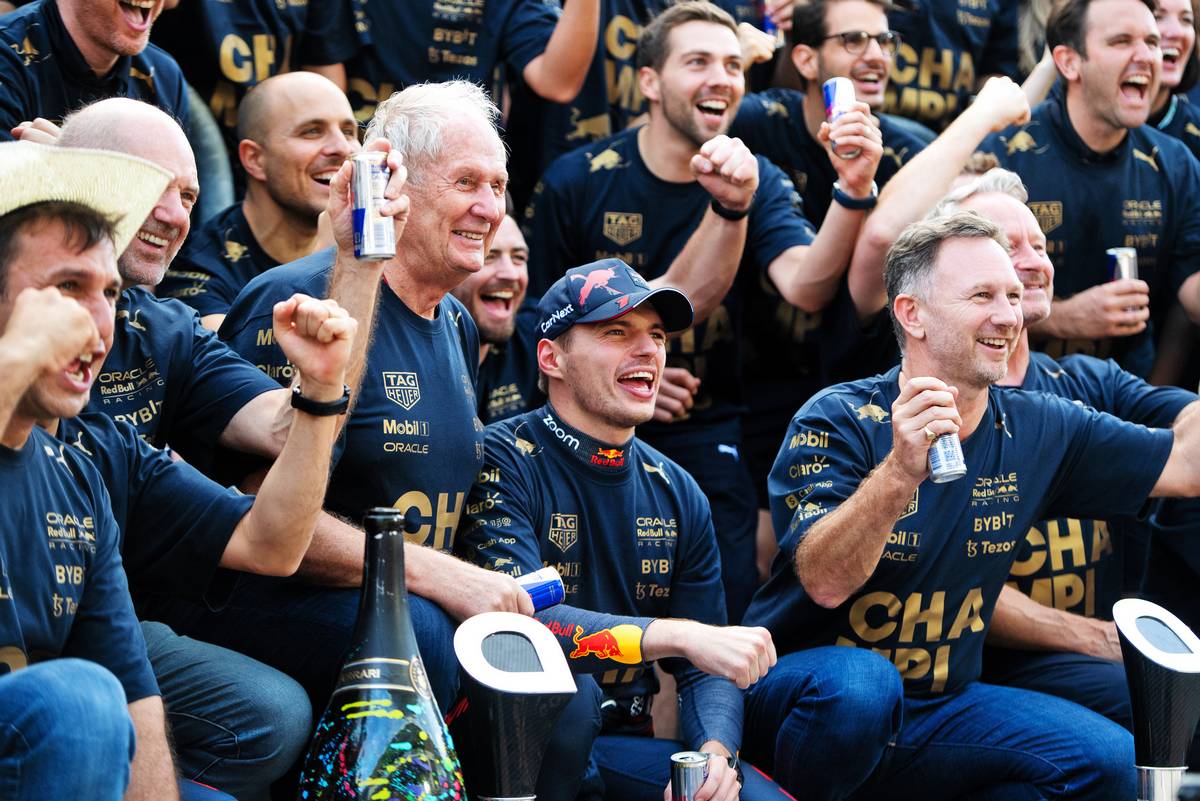 Dr Helmut Marko (AUT) Red Bull Motorsport Consultant; Max Verstappen (NLD) Red Bull Racing; and Christian Horner (GBR) Red Bull Racing Team Principal celebrate winning the Constructors' World Championship with the team. 23.10.2022. Formula 1 World Championship, Rd 19, United States Grand Prix, Austin, Texas, USA, Race