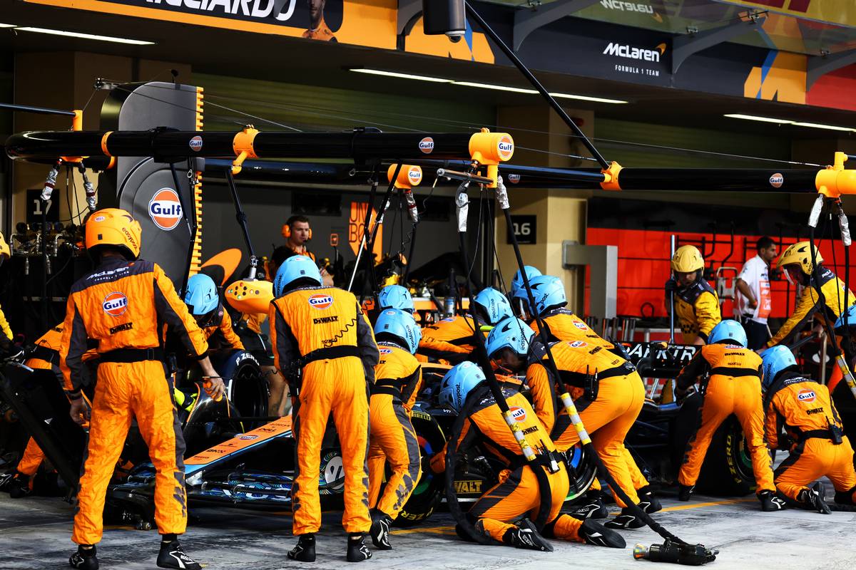 Lando Norris (GBR) McLaren MCL36 makes a pit stop. 20.11.2022. Formula 1 World Championship, Rd 22, Abu Dhabi Grand Prix, Yas Marina Circuit, Abu Dhabi, Race