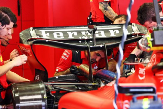 Ferrari SF-23 - rear wing and exhaust worked on by mechanics.
25.02.2023. Formula 1 Testing, Sakhir, Bahrain, Day Three.
- www.xpbimages.com, EMail: requests@xpbimages.com © Copyright: Batchelor / XPB Images