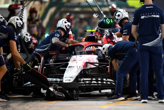 Yuki Tsunoda (JPN) AlphaTauri AT04 practices a pit stop.
25.02.2023. Formula 1 Testing, Sakhir, Bahrain, Day Three.
- www.xpbimages.com, EMail: requests@xpbimages.com © Copyright: Price / XPB Images