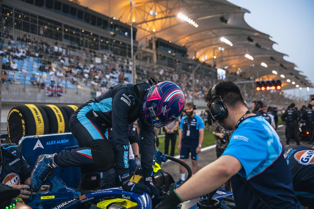 Alexander Albon (THA) Williams Racing FW45 on the grid.
05.03.2023. Formula 1 World Championship, Rd 1, Bahrain Grand Prix, Sakhir, Bahrain, Race Day.