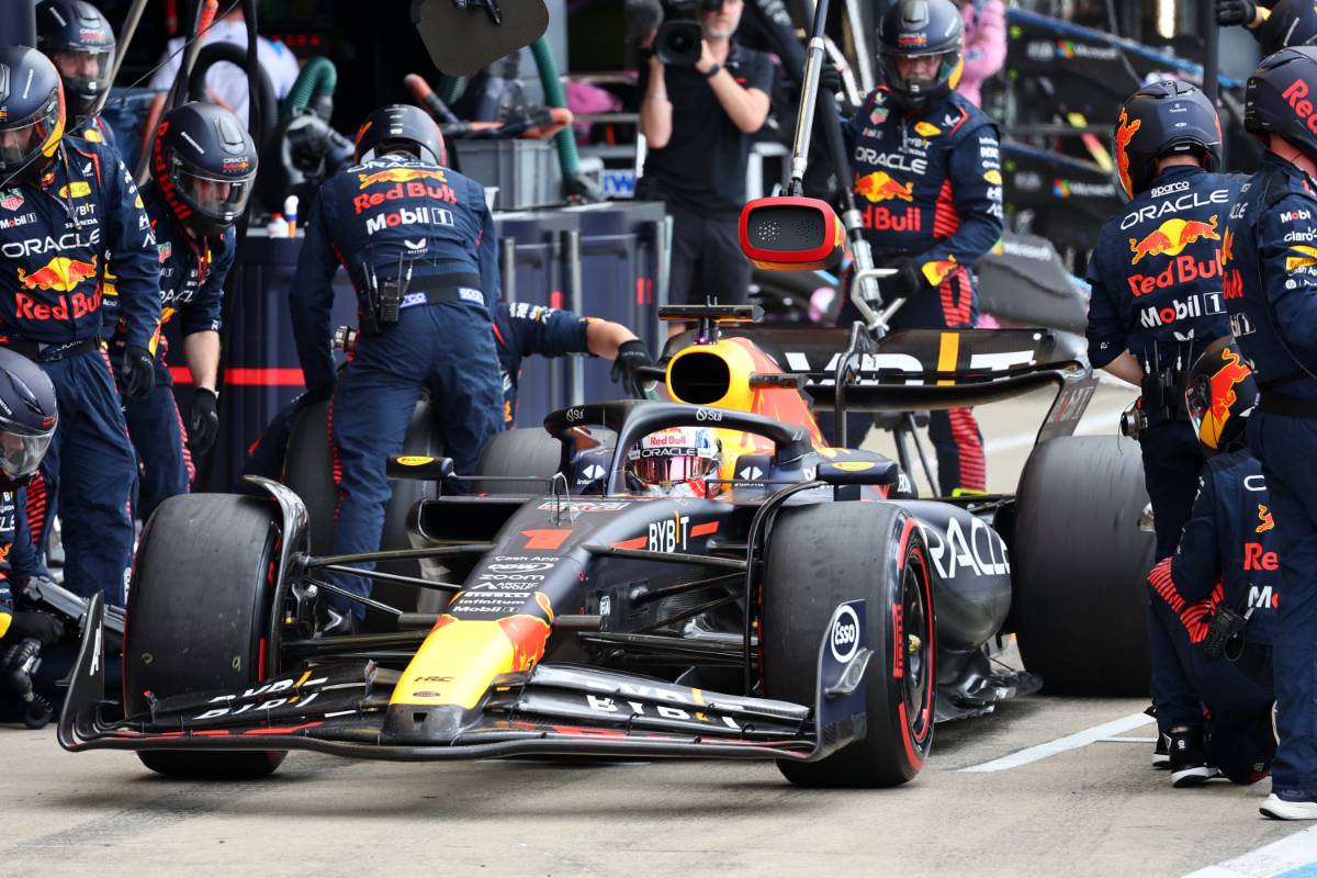 Max Verstappen (NLD) Red Bull Racing RB19 makes a pit stop. 09.07.2023. Formula 1 World Championship, Rd 11, British Grand Prix, Silverstone, England, Race Day. - www.xpbimages.com, EMail: requests@xpbimages.com &copy; Copyright: Batchelor / XPB Images
