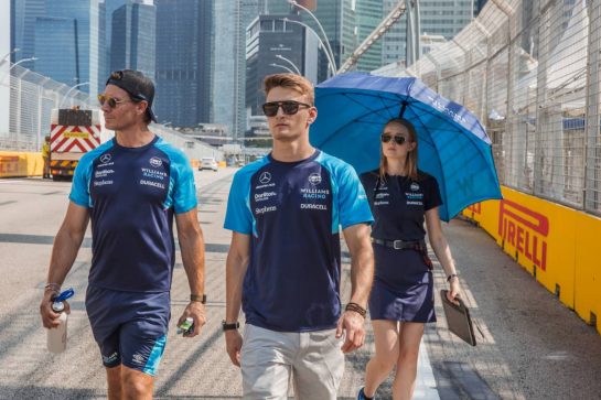 Logan Sargeant (USA) Williams Racing walks the circuit with the team.
14.09.2023. Formula 1 World Championship, Rd 16, Singapore Grand Prix, Marina Bay Street Circuit, Singapore, Preparation Day.
- www.xpbimages.com, EMail: requests@xpbimages.com &copy; Copyright: Bearne / XPB Images