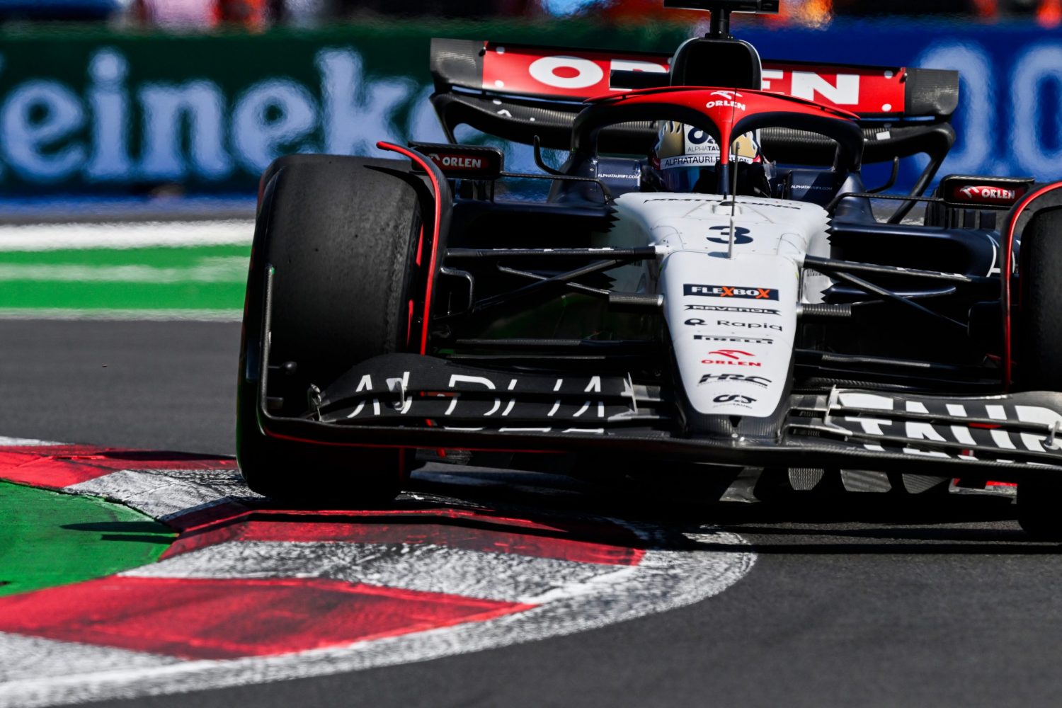 Ricciardo will get ‘elbows out’ on lap 1 but won’t go crazy